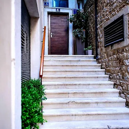 Grand Bedroom Aptm Palace Top Location Split Exterior photo